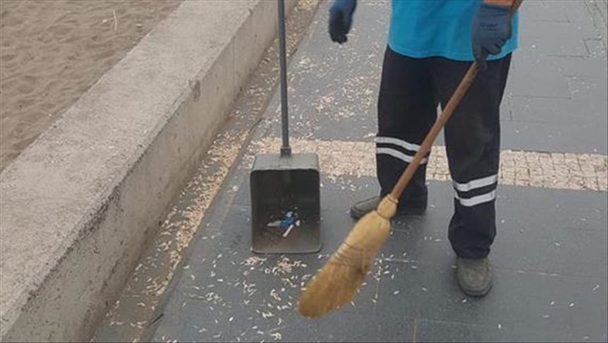Samsun'da sahilden her gün 200 kilogram çekirdek kabuğu toplanıyor
