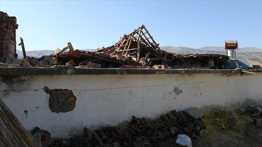Malatya'da jandarma depremzedelerin yaralarını sarıyor 