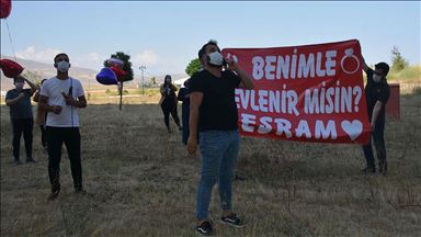 Koronavirüs tedavisi gören sevgilisine hastane önünde evlilik teklif etti
