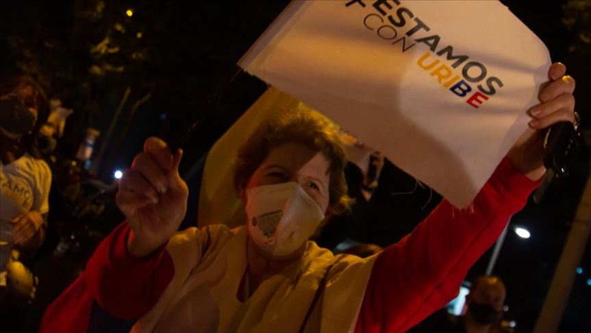 Colombianos marcharon en varias ciudades en rechazo y a favor de casa por cárcel para Álvaro Uribe