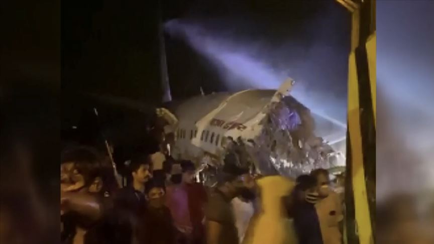 Hindistan'da iniş sırasında pistin dışına çıkan uçak ikiye bölündü 