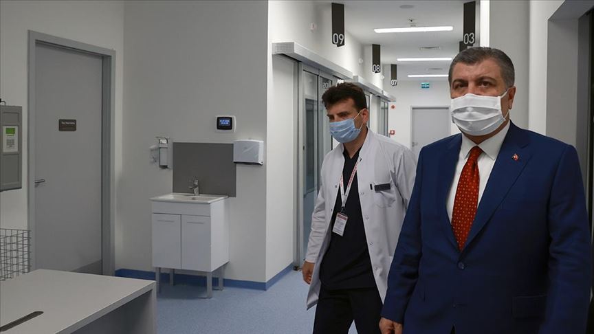 وزير الصحة التركي يقبل تحدي غيبريسوس لارتداء الكمامة 