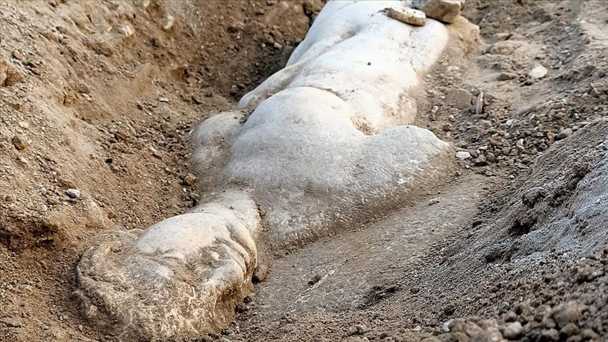 İzmir'de mitolojik varlık Satyros'un kabartması bulundu