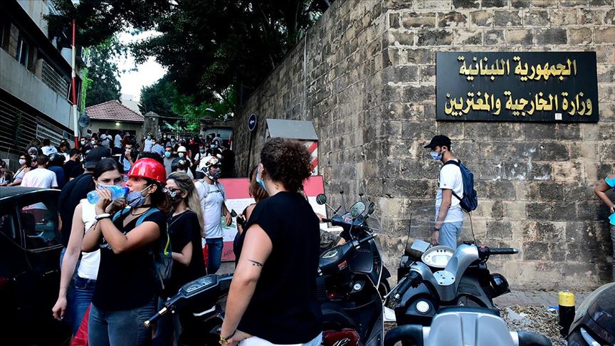 بيروت المتظاهرون يغادرون مبنى الخارجية