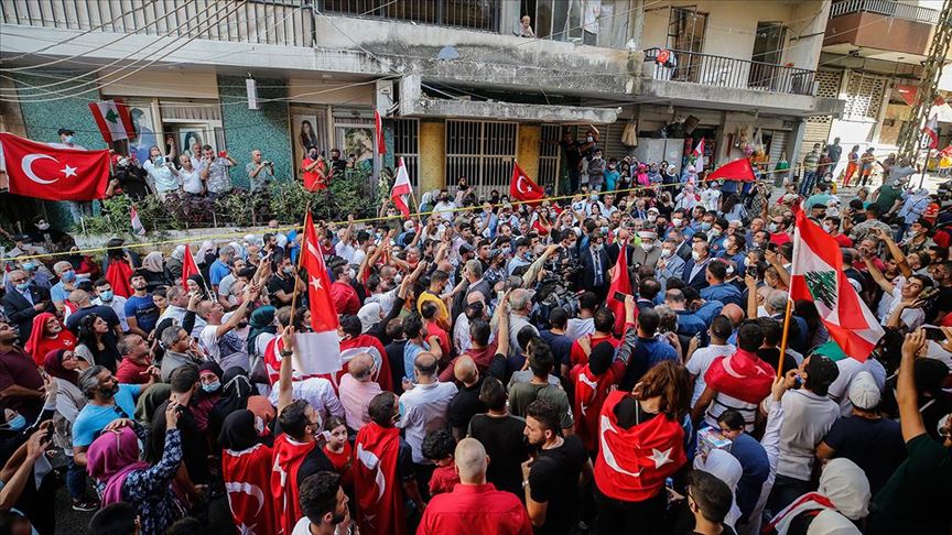 بالأعلام التركية.. لبنانيون يستقبلون نائب أردوغان في بيروت