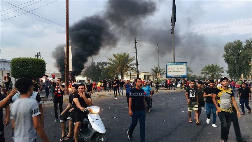 العراق.. العشرات يضرمون النيران بمقر فصيل مسلح في "ذي قار" 