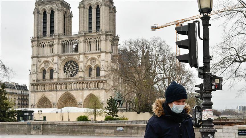Para turis di St. Tropez, Paris, wajib memakai masker