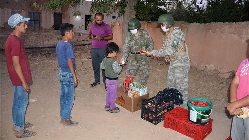 Turkish soldiers share meal with Syrians