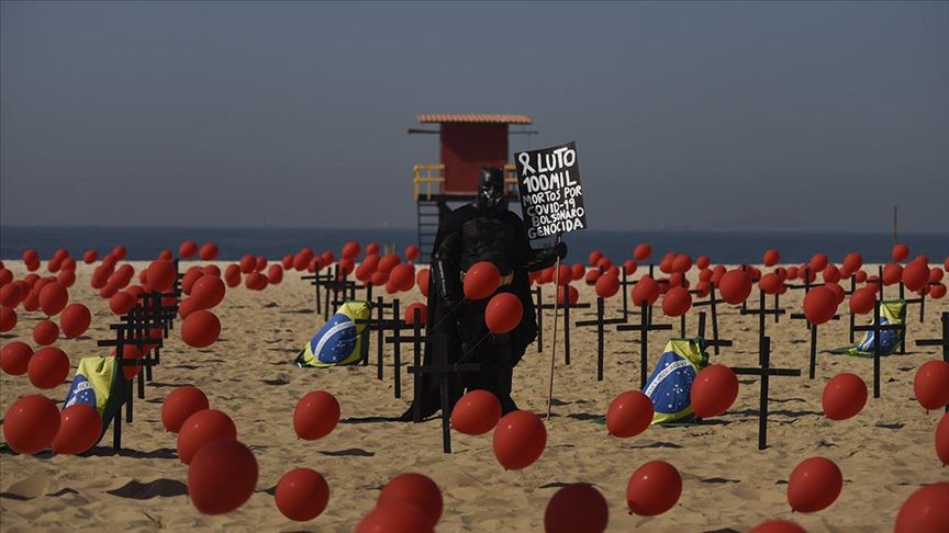 Crvenim balonima se na plaži odaje počast za 100.000 Brazilaca preminulih od COVID-19