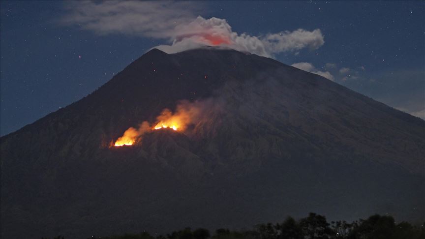 Volcán Sinabung entra en erupción en Indonesia