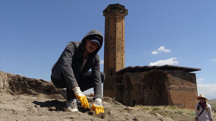 Anadolu'daki ilk Türk camisi Ebul Menuçehr'in çevresindeki kazı çalışması sürüyor 