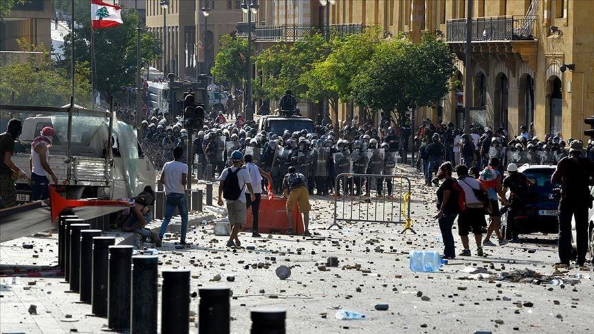 لبنان.. الأمن يطلق قنابل غاز على محتجين وسط بيروت