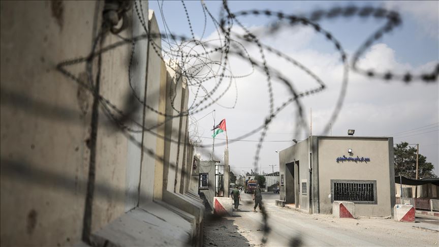 Israel shuts Gaza border crossing over fires