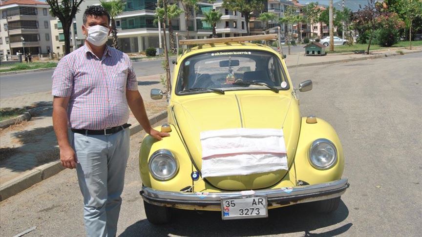 Turska: Stavio veliku masku na automobil da skrene pažnju na mjere protiv koronavirusa