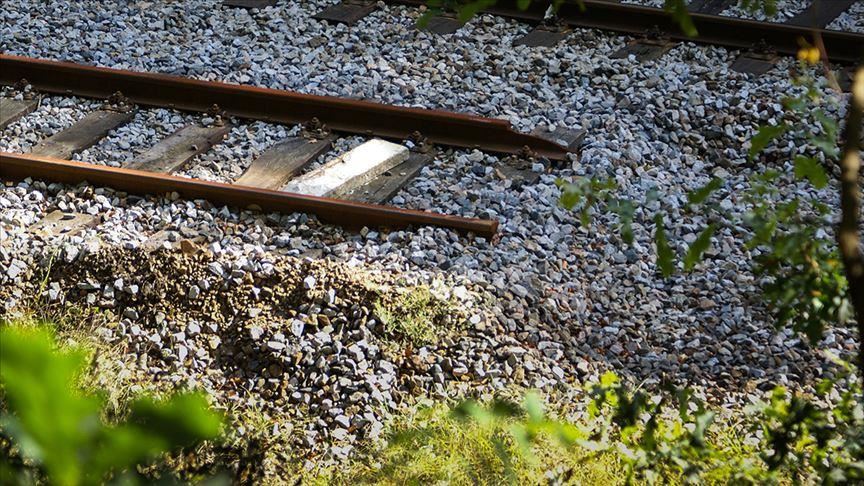 3 people killed in Scotland train derailment