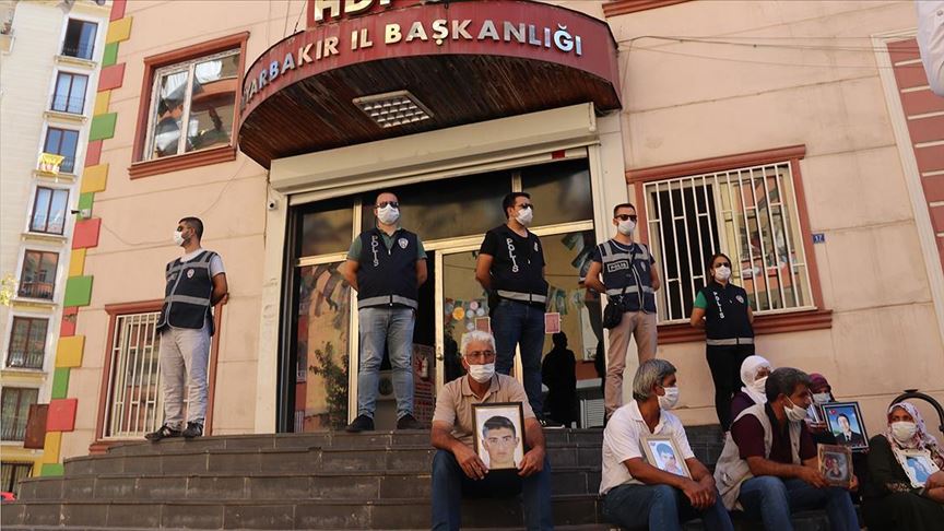 Diyarbakır annelerinin oturma eylemine bir aile daha katıldı