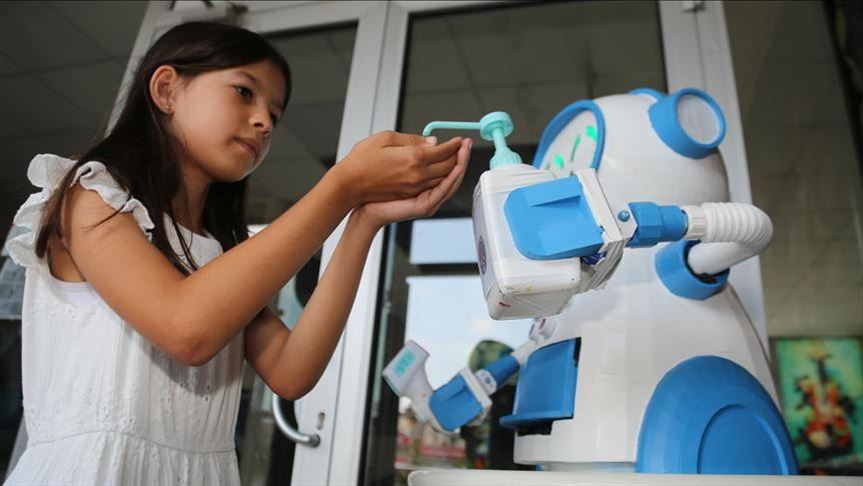 Турски професори дизајнираа робот кој ќе помага во борбата против Ковид-19