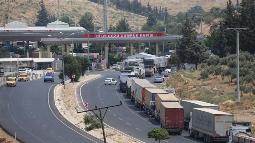 10 آلاف شاحنة مساعدات عبرت هطاي التركية إلى سوريا في 7 أشهر