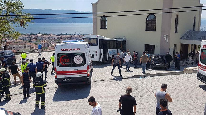 Kocaeli'de jandarma personelini taşıyan midibüs kaza yaptı
