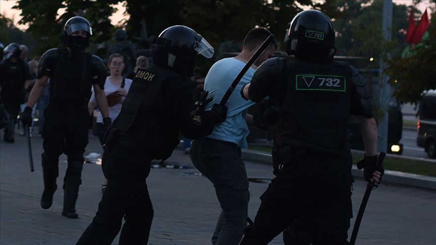 Belarus’taki gösterilerin 4'üncü gününde yaklaşık 700 kişi gözaltına alındı
