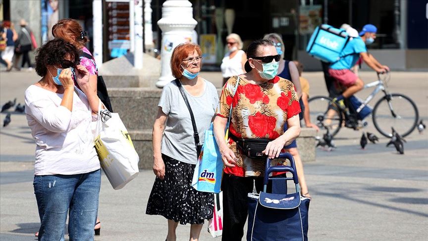 Zagreb: Sve više građana nosi maske i na otvorenom