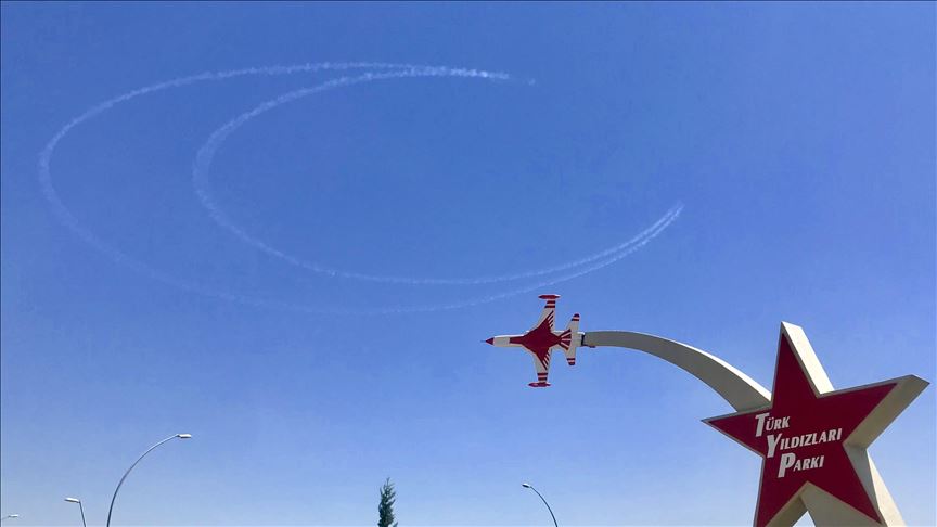 Ekipi aerobatik "Yjet Turke" vizatuan hënën në qiell