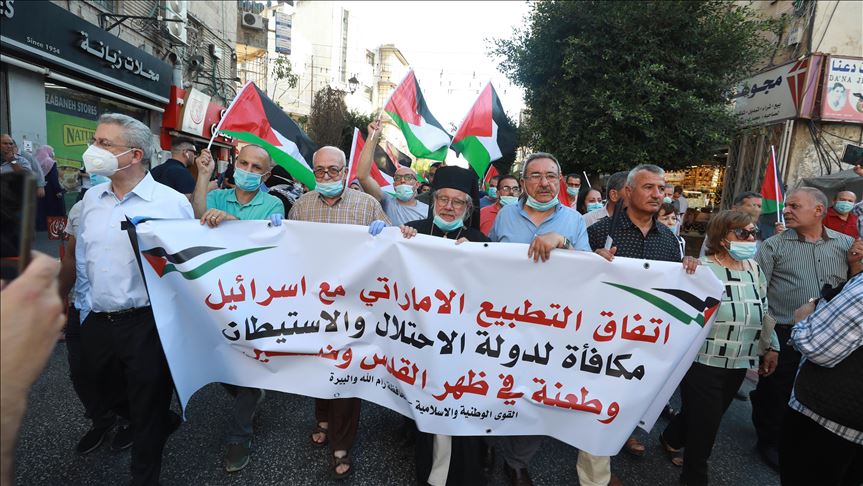 رام الله.. فلسطينيون غاضبون يحرقون صور ولي عهد أبو ظبي
