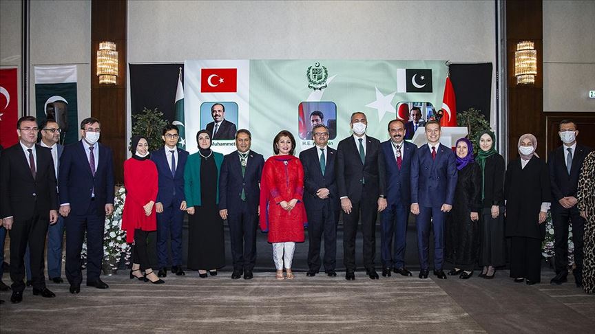 باكستان تمنح 3 دبلوماسيين أتراك وسام الدولة