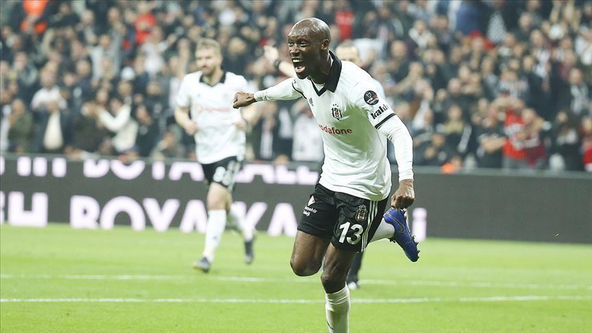 Midfielder Hutchinson back for another go with Besiktas