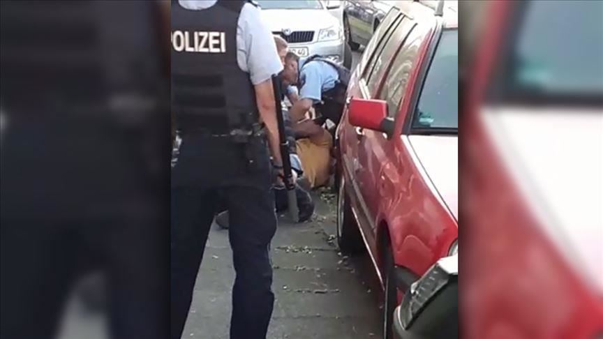 Joven turco es sometido como 'George Floyd' por la Policía en Alemania