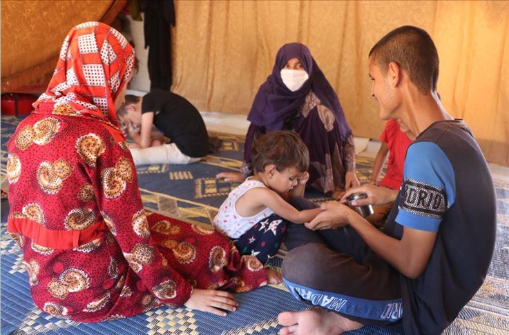 مأساة أسرة نازحة شمالي سوريا.. أطفالها الخمسة مكفوفون