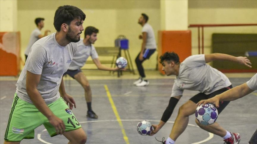Öğrenciler için kurulan hentbol kulübünün profesyonelliğe yolculuğu