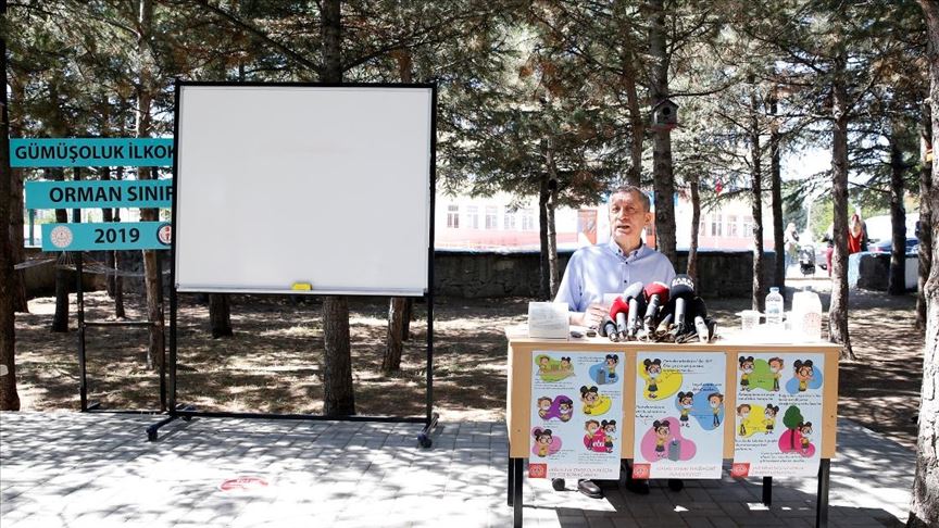 Milli Eğitim Bakanı Selçuk: Riskin olmadığı kademelerde okulları açacağız