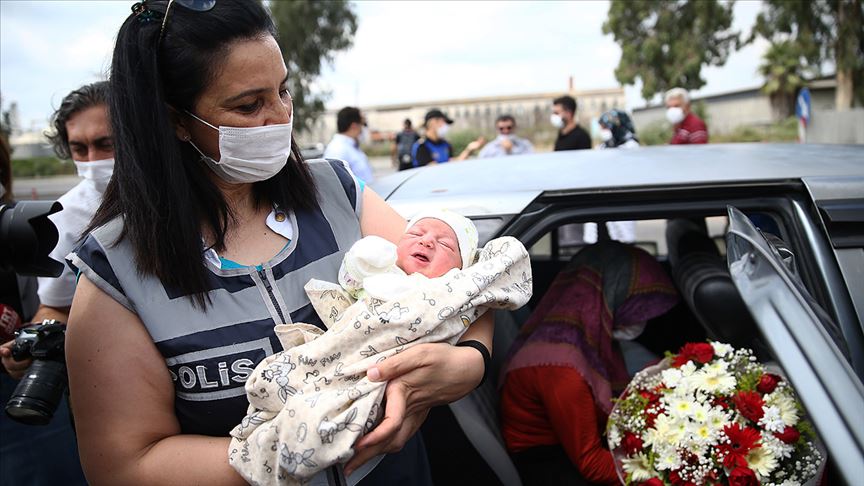 Hamile kadın hastaneye yetişemeyince uygulama noktasında kadın polisin yardımıyla doğum yaptı