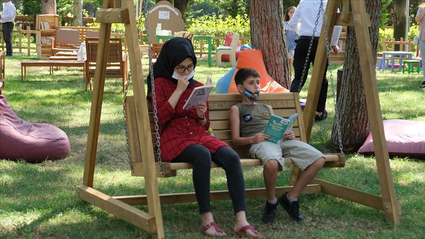 Ayuntamiento en ciudad de Turquía inaugura biblioteca al aire libre por la COVID-19 