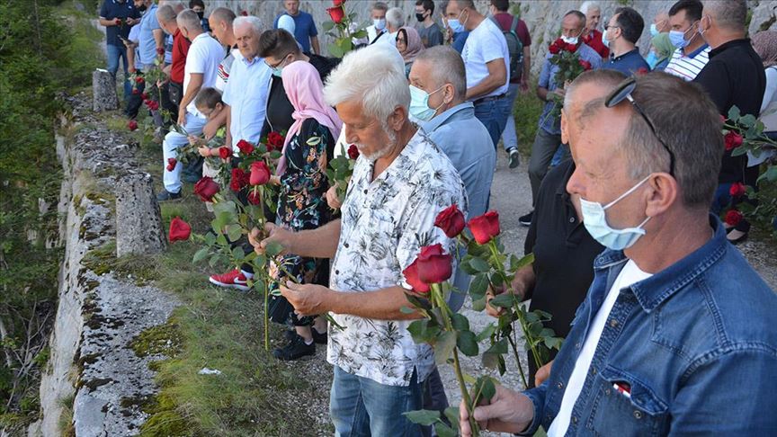 Obilježena 28. godišnjica stradanja na Korićanskim stijenama: Sjećanje na više od 200 ubijenih logoraša 