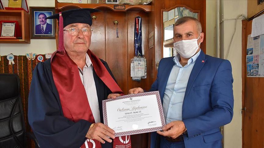 Турција: Халит Маџит на 81 година се стекна со четвртата факултетска диплома