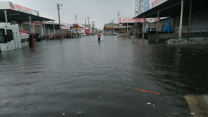 Samsun'da şiddetli yağış su baskınlarına yol açtı