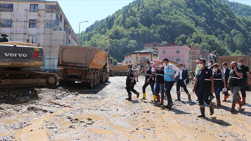 Giresun�daki sel sonrası riskli binaların yıkımı sürüyor
