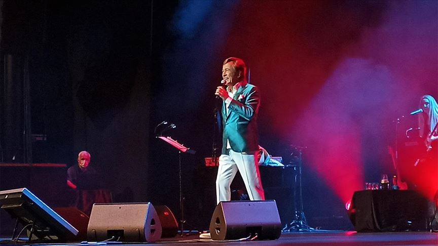 Erol Evgin Harbiye Açıkhava'da konser verdi