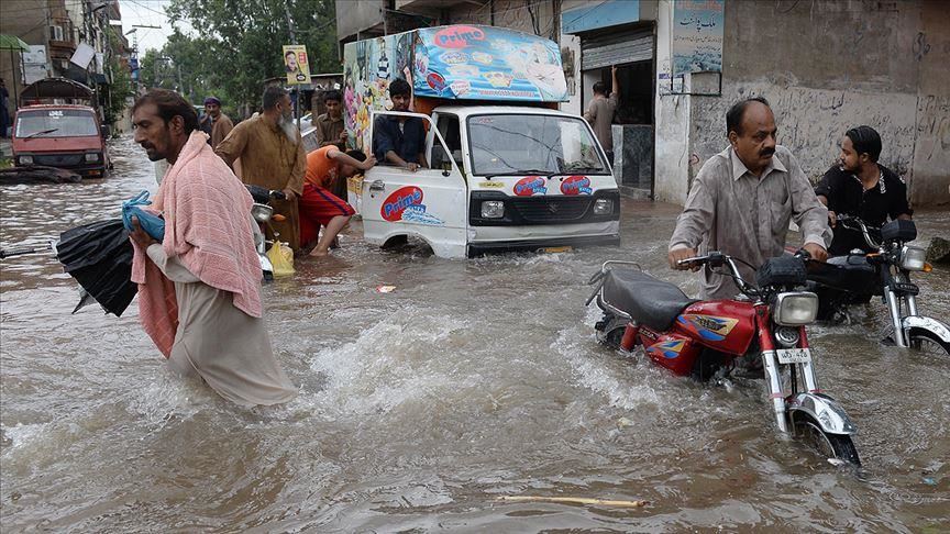 Жертвами наводнений на северо-востоке Пакистана стали 90 человек 