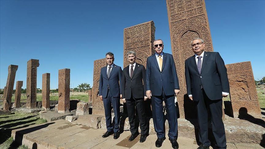 أردوغان يزور المقبرة السلجوقية في ولاية بتليس جنوب شرق البلاد