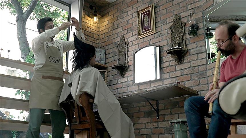 'Koleksiyoner berber' şanslı müşterilerini ney eşliğinde tıraş ediyor