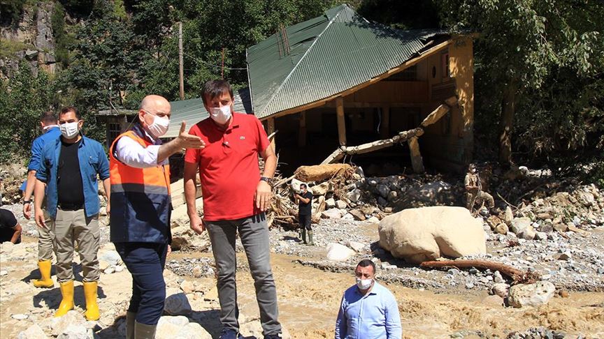 Ulaştırma ve Altyapı Bakanı Adil Karaismailoğlu, Giresun'daki sel bölgesinde