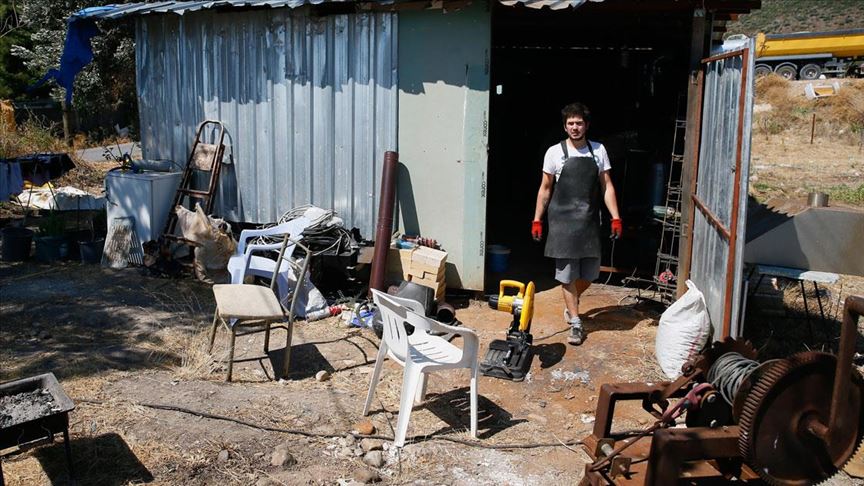 Universite Ogrencisi Sam Celigi Icin Evinin Yanina Atolye Kurdu