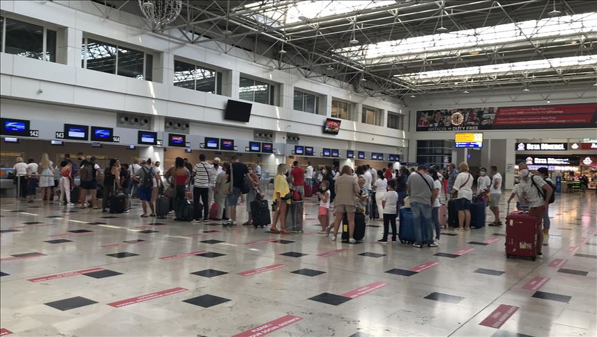 Aeropuerto de Antalya recibe unos 100.000 pasajeros en los últimos tres días 