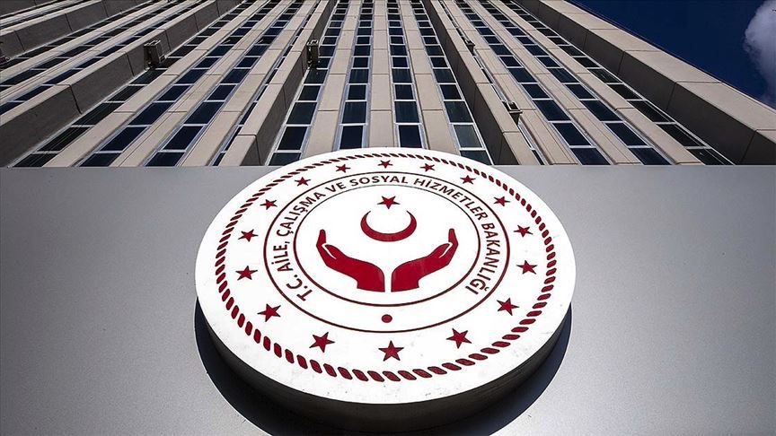 Aile, Çalışma ve Sosyal Hizmetler Bakanlığı iki kitabı 'muzır ve müstehcen neşriyat' ilan etti