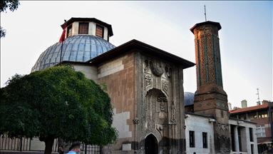 Madraza con minarete delgado, la obra arquitectónica que lleva a un viaje en la historia