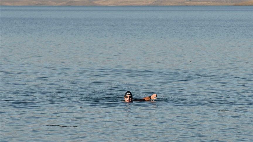 Kuruyan göllere dikkat çekmek için Çıldır Gölü'nde 13 kilometre kulaç attı