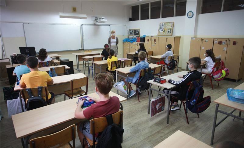 Во Србија започна учебната година, учениците со заштитни маски на лицата